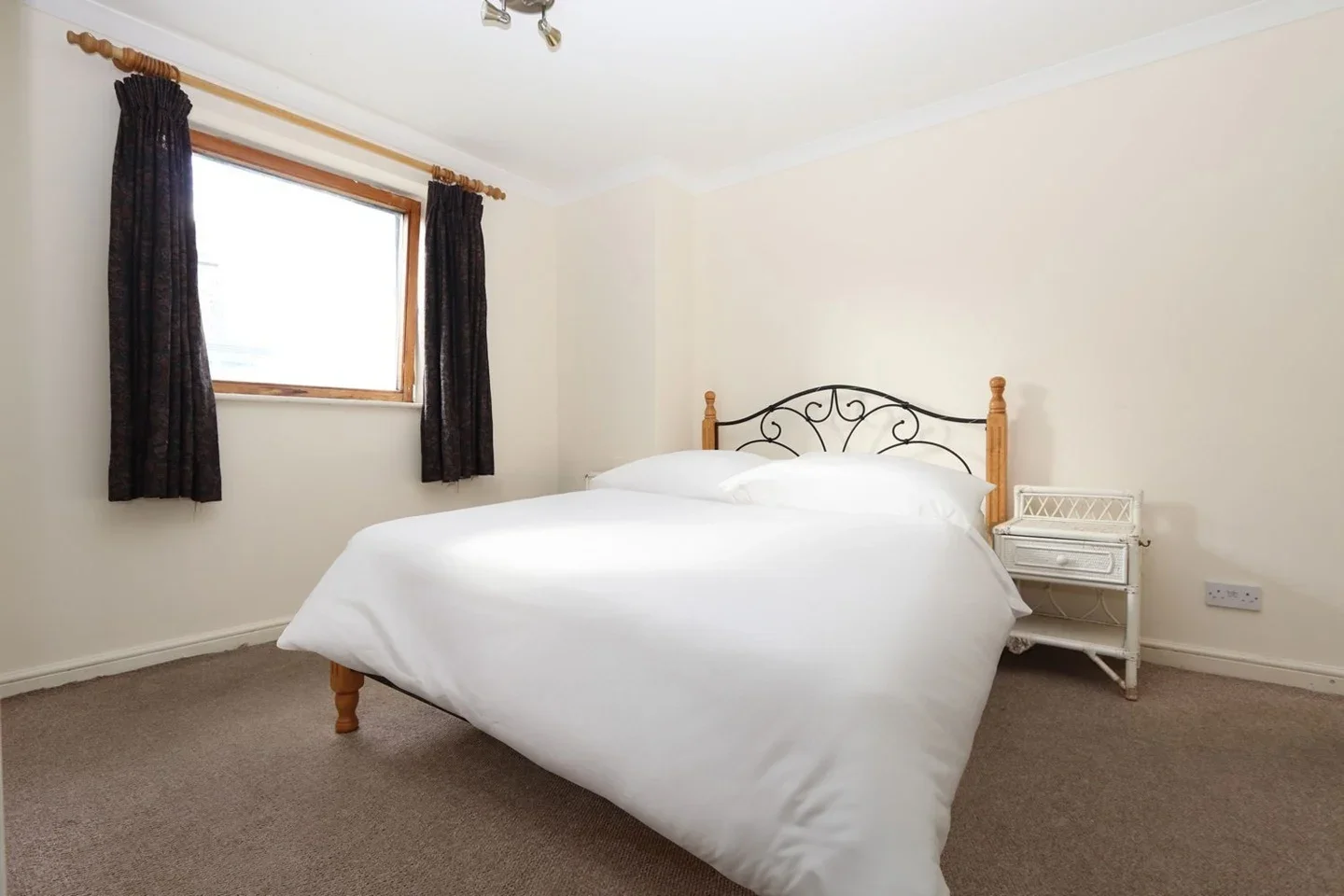 Room Marsh Wall in Greater London