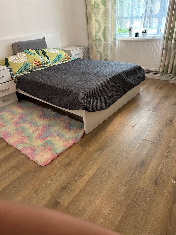 Room Mackenzie Close in Greater London