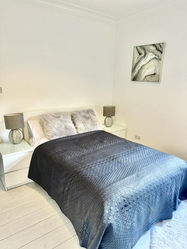Room Salisbury Road in Greater London