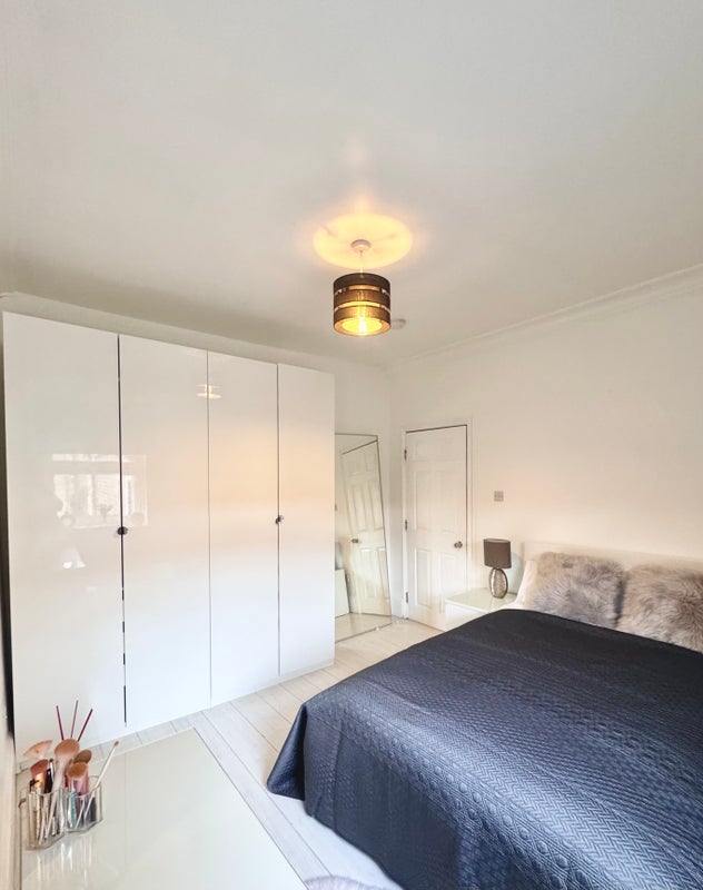 Room Salisbury Road in Greater London