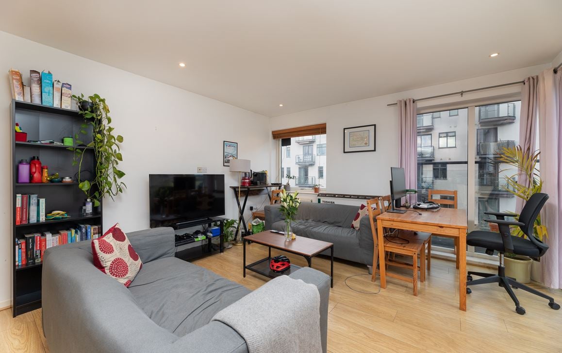 Flat Coldharbour Lane in Greater London