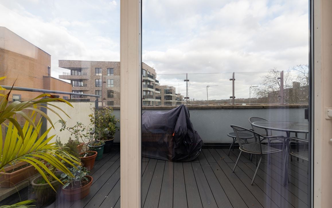 Flat Coldharbour Lane in Greater London