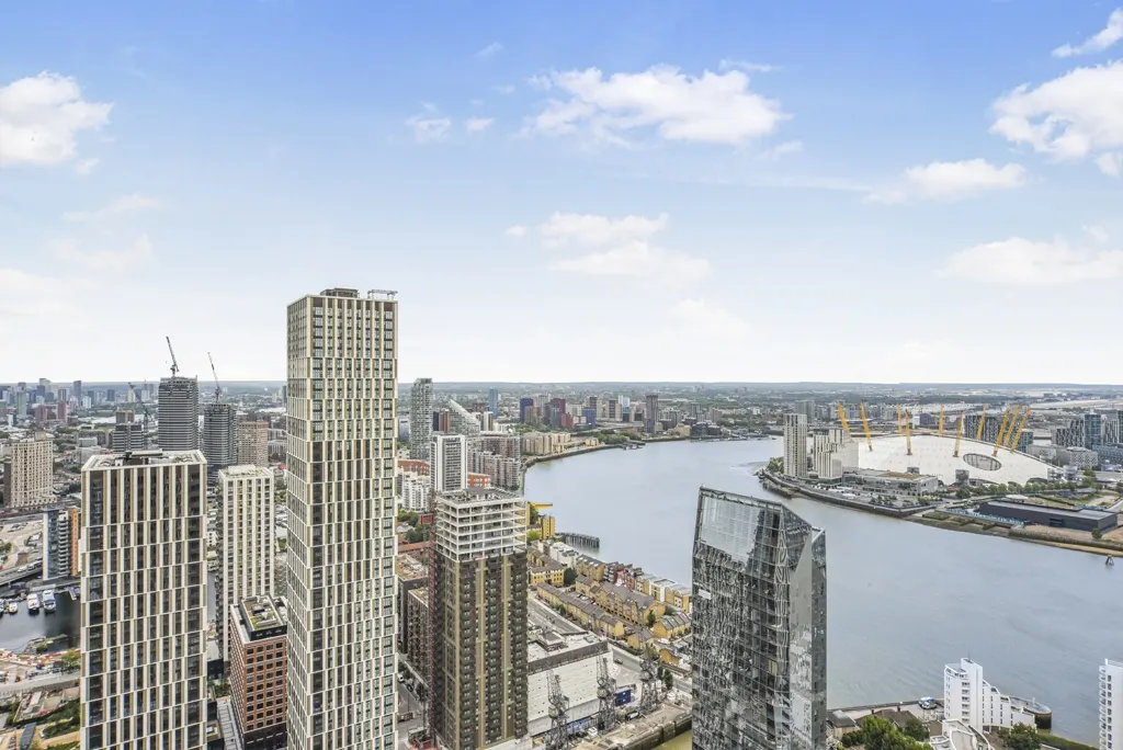 Flat Cold Harbour in Greater London