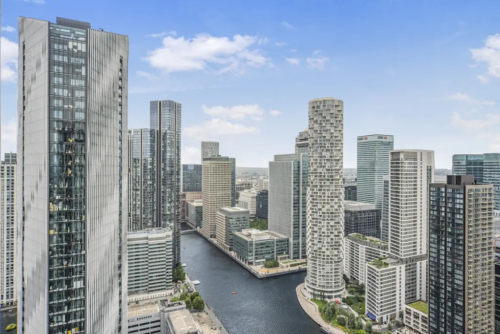 Flat Cold Harbour in Greater London