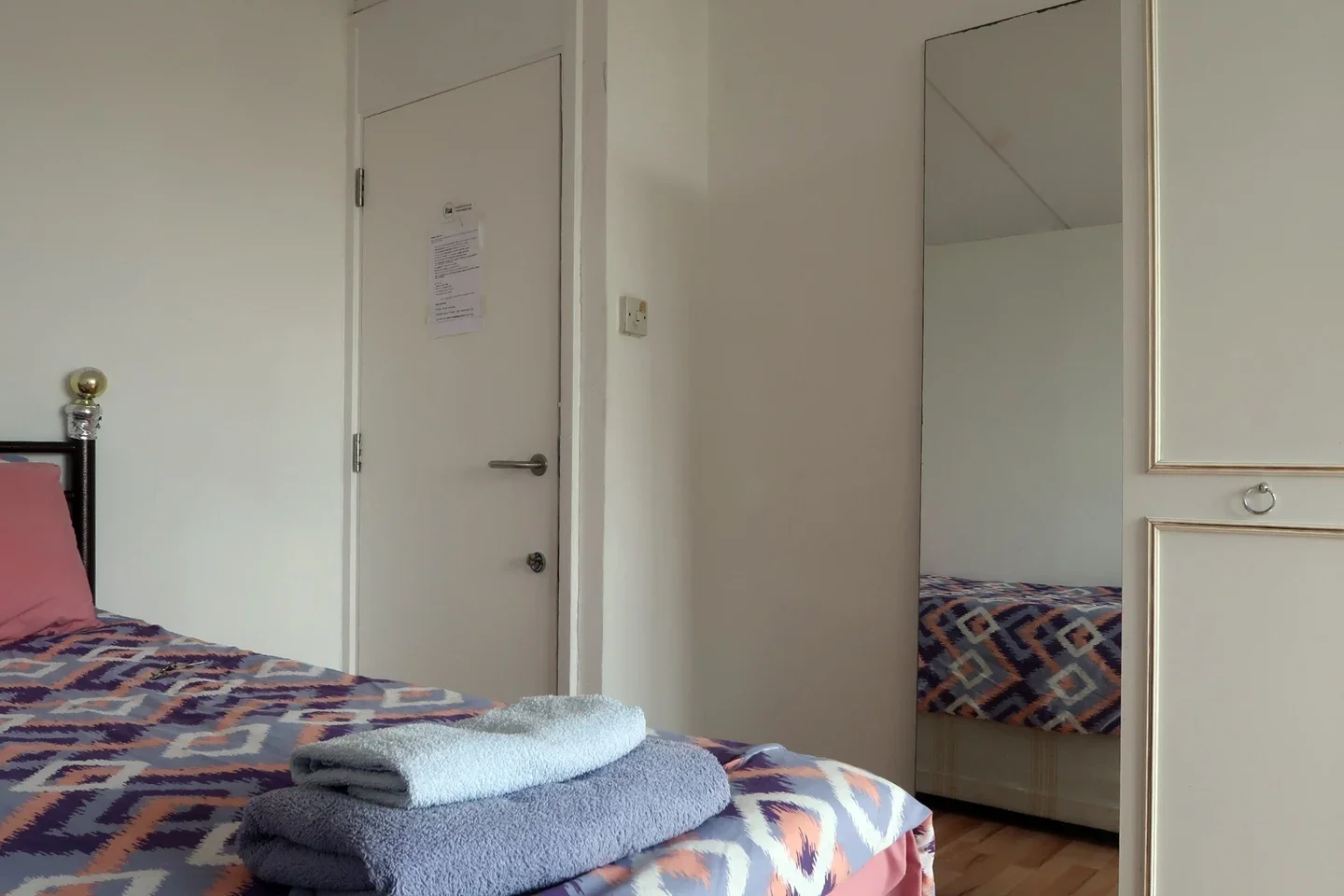 Room Roland Way in Greater London