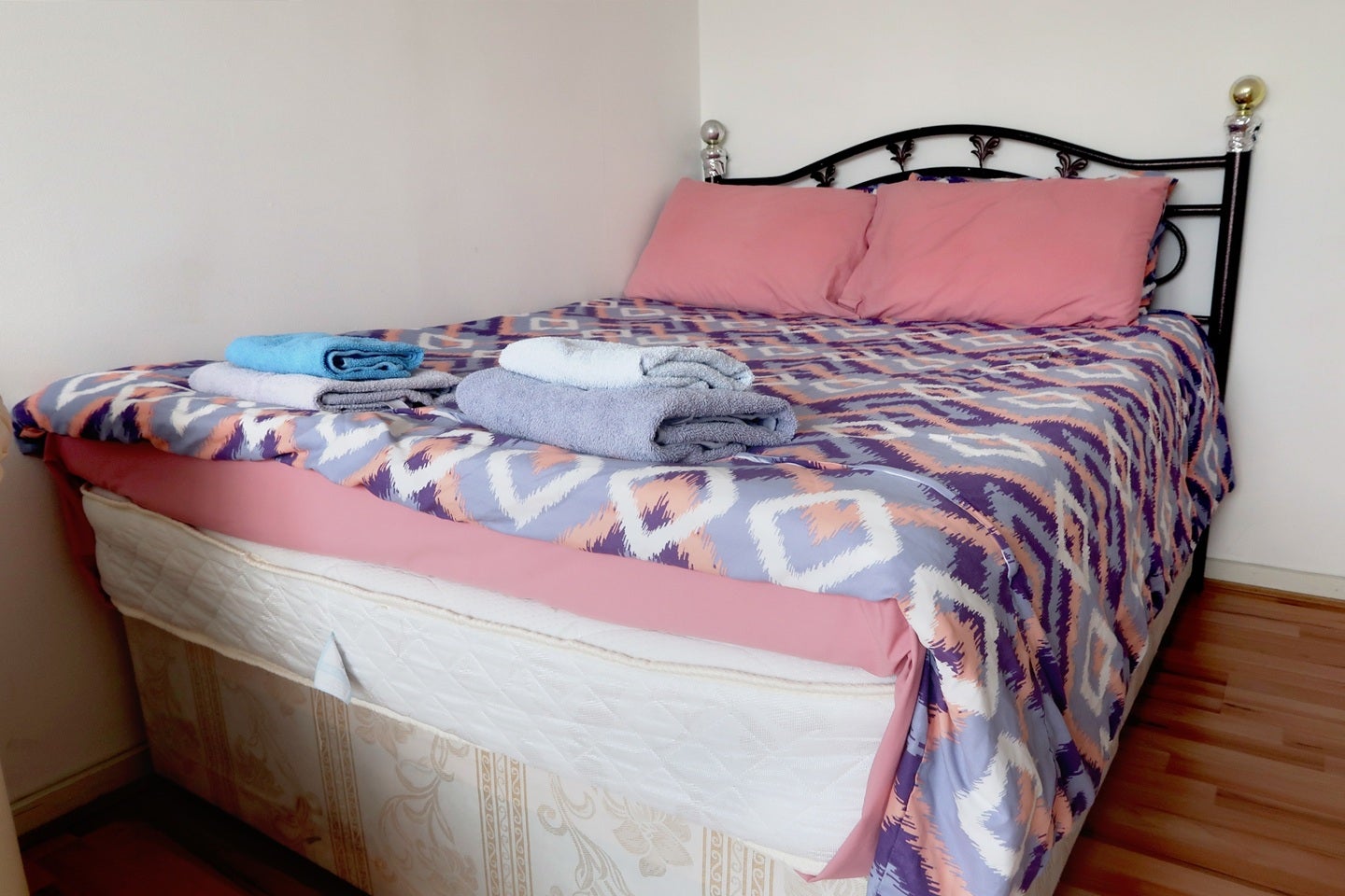 Room Roland Way in Greater London