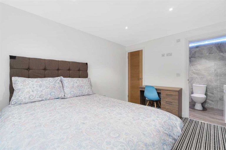 Room Amity Place in Plymouth