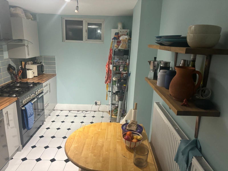 Room Powell Road in Greater London