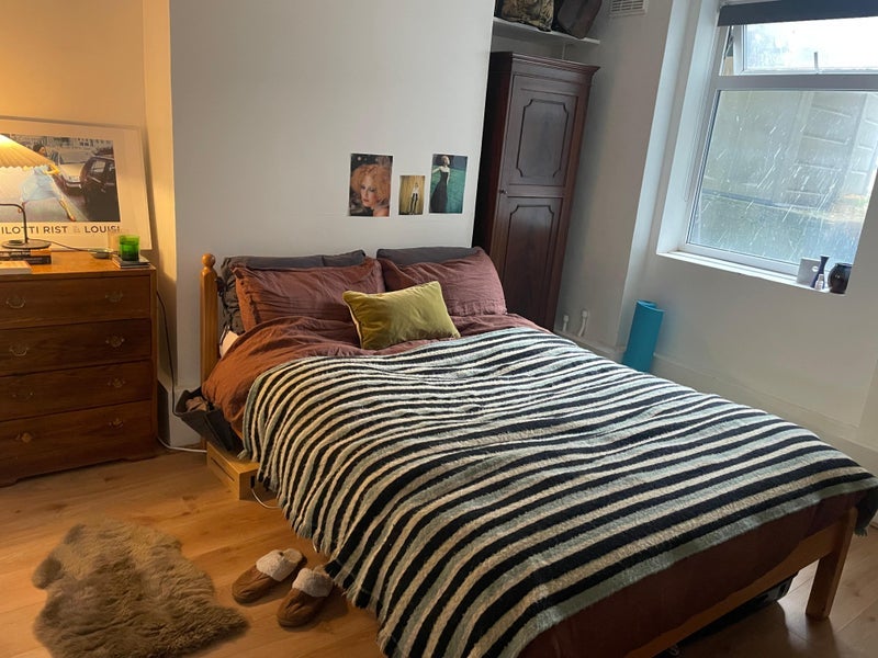 Room Powell Road in Greater London
