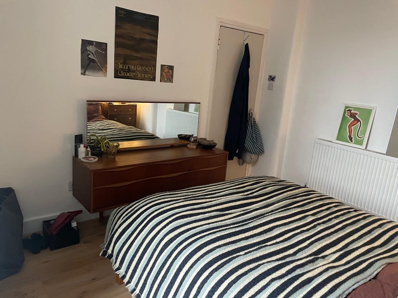 Room Powell Road in Greater London