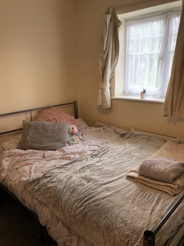 Room Yew Tree Road in Manchester
