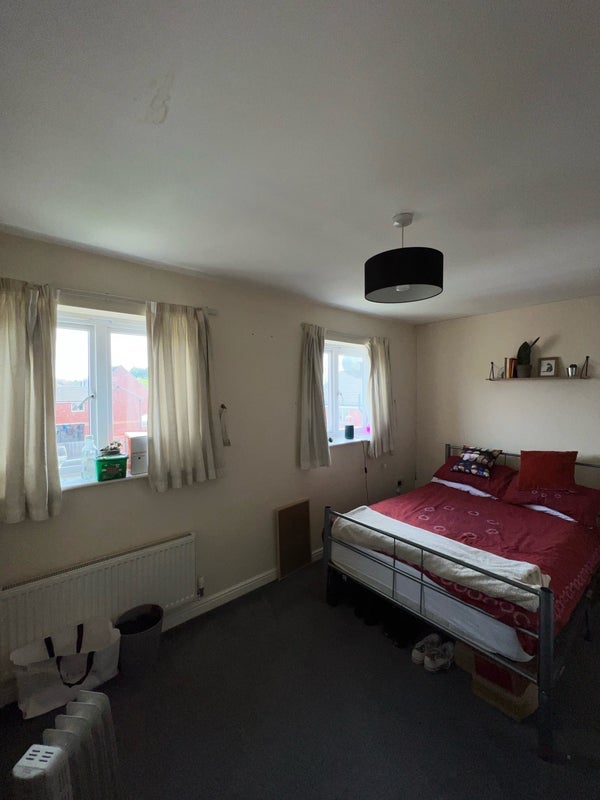 Room Yew Tree Road in Manchester