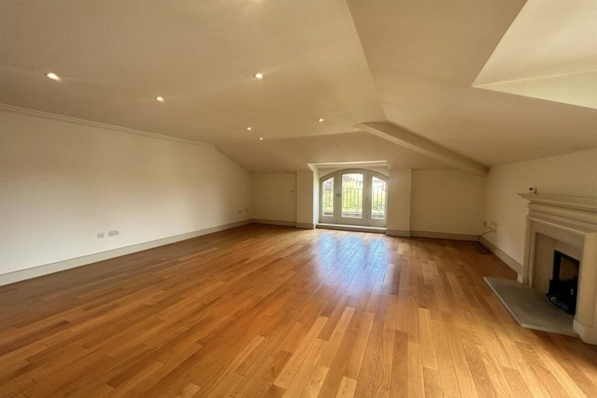 Flat Riverfield Road in Borough of Spelthorne