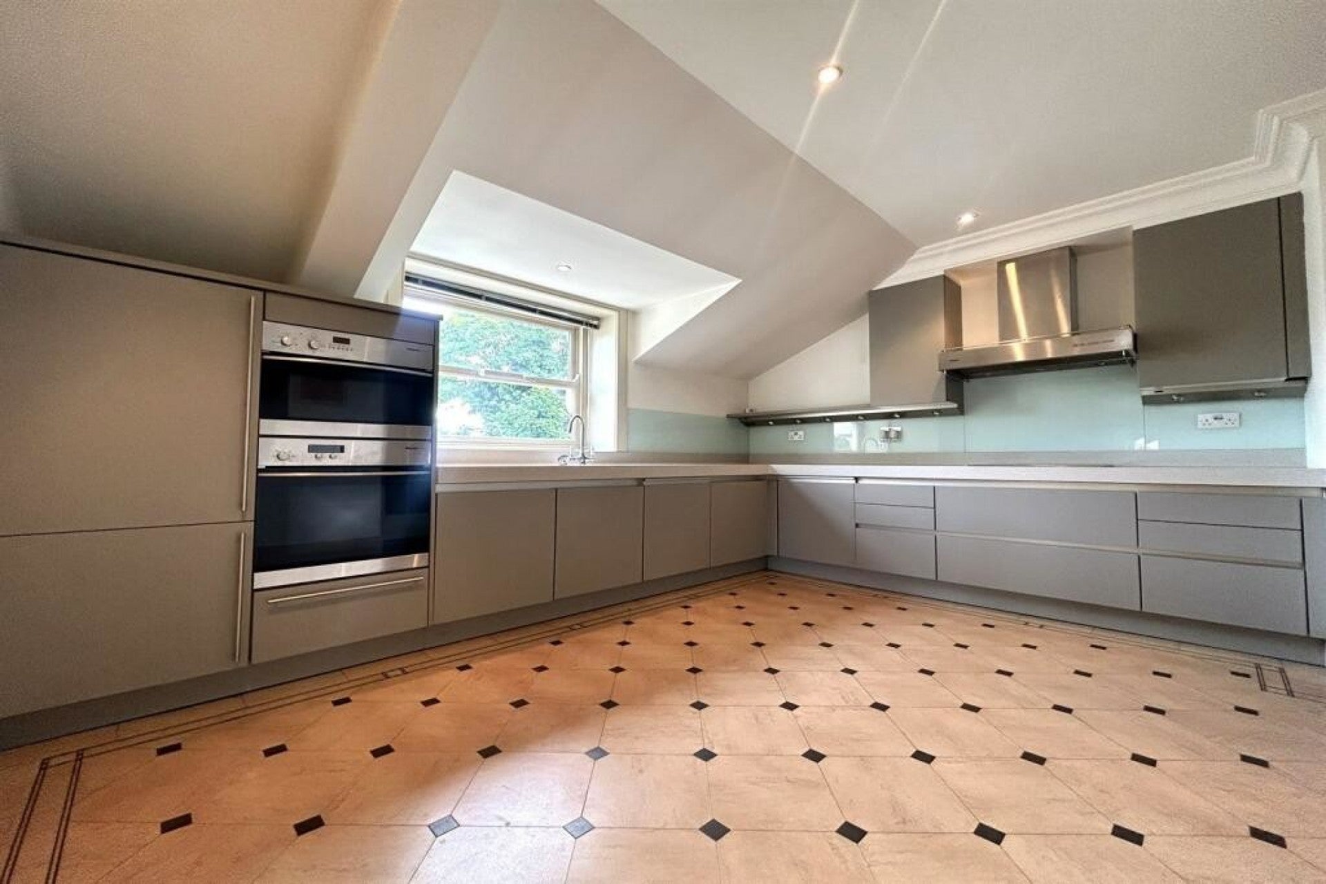 Flat Riverfield Road in Borough of Spelthorne