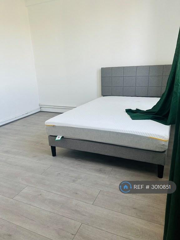 Room Rochester Square in Greater London