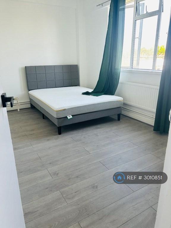 Room Rochester Square in Greater London