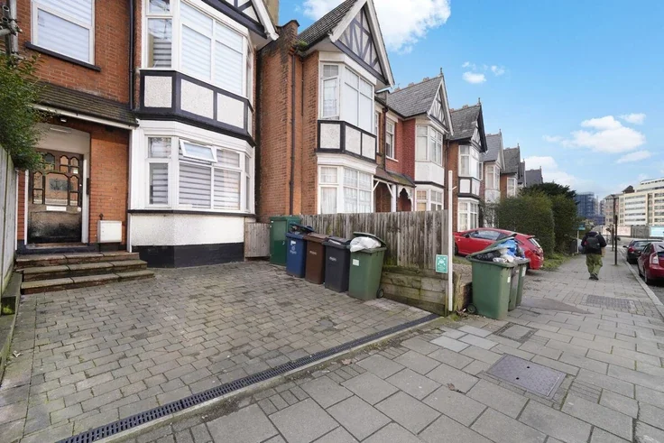 Flat Lowlands Road in Greater London