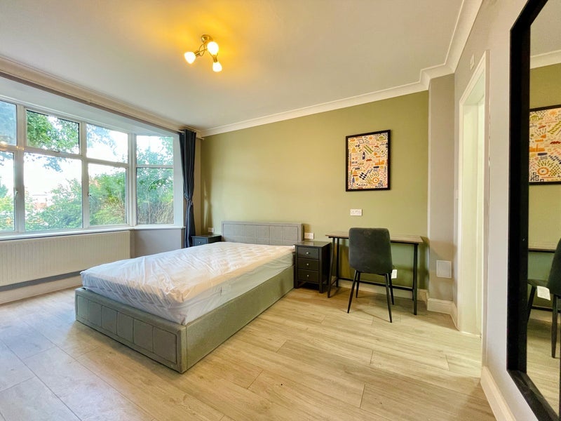 Room Bushey Road in Greater London
