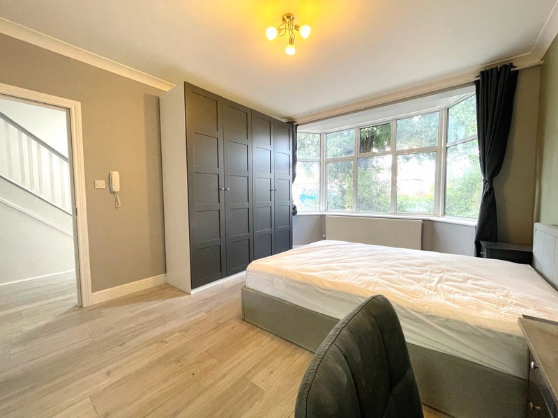 Room Bushey Road in Greater London