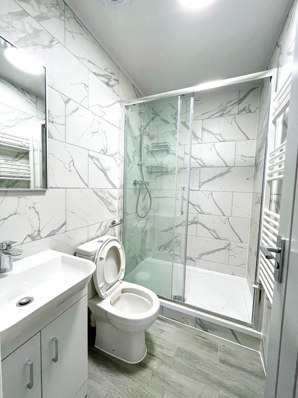 Room Bushey Road in Greater London