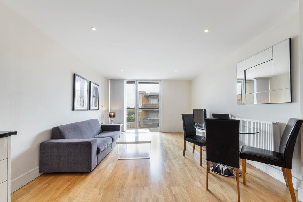 Flat Lanterns Way in Greater London