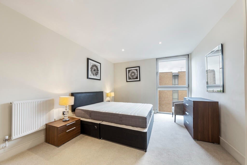 Flat Lanterns Way in Greater London