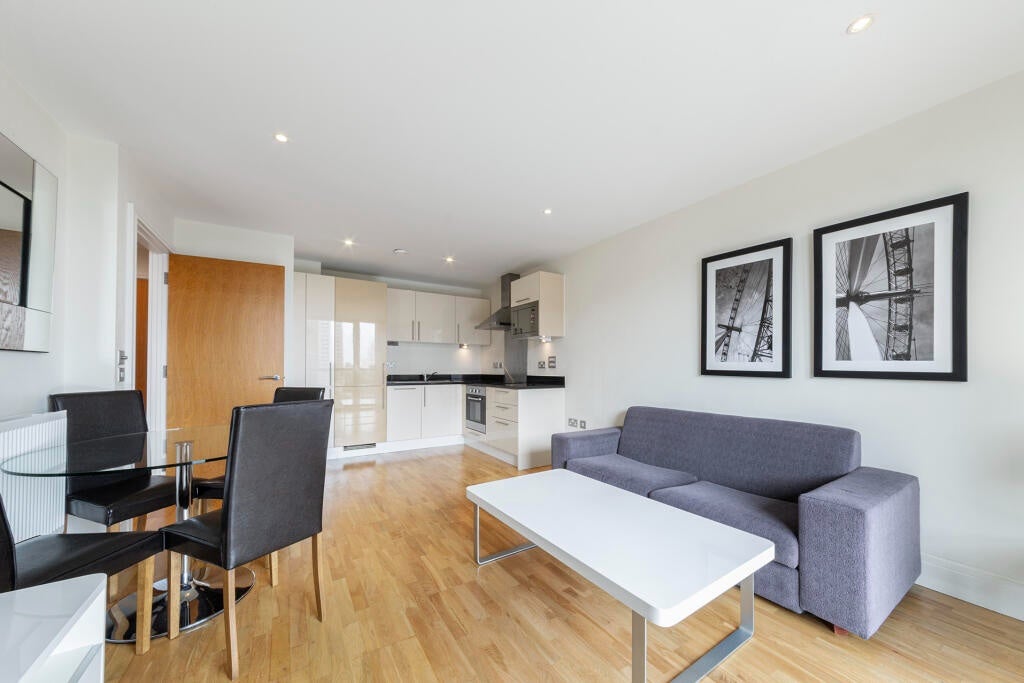 Flat Lanterns Way in Greater London