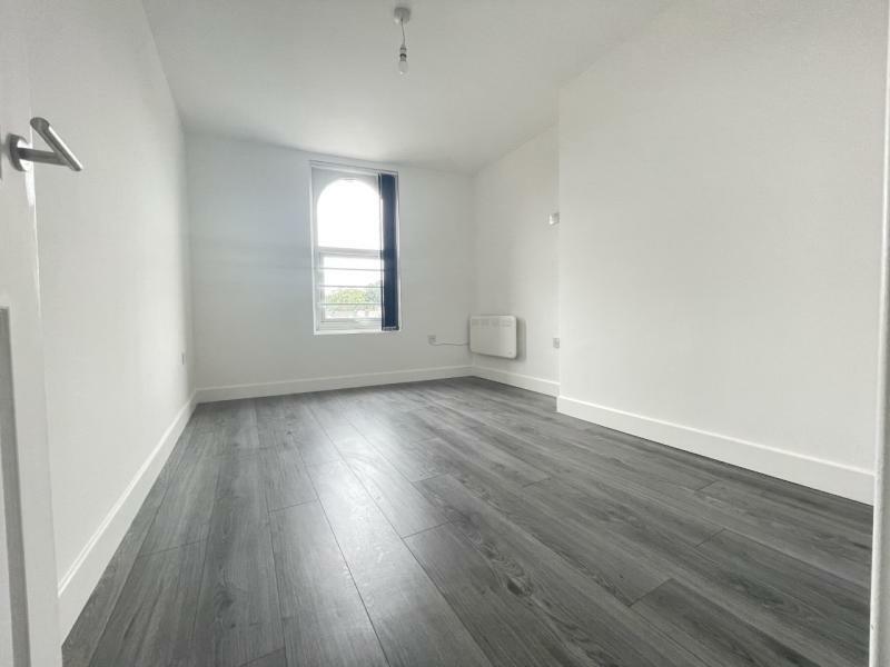 Flat Gledhow Road in Leeds
