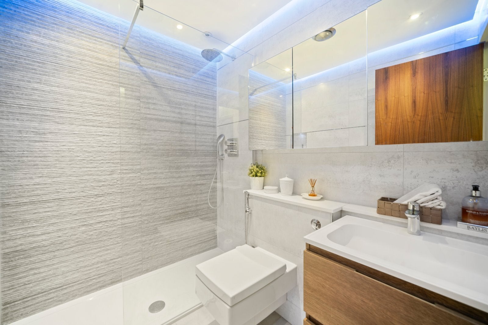 Flat Point W Access Road in Greater London