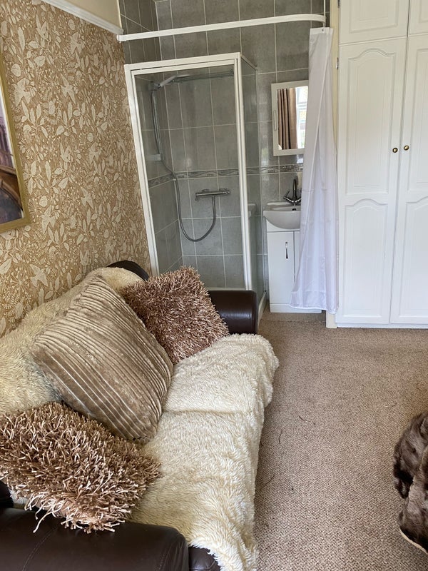 Room Sissinghurst Close in Crawley