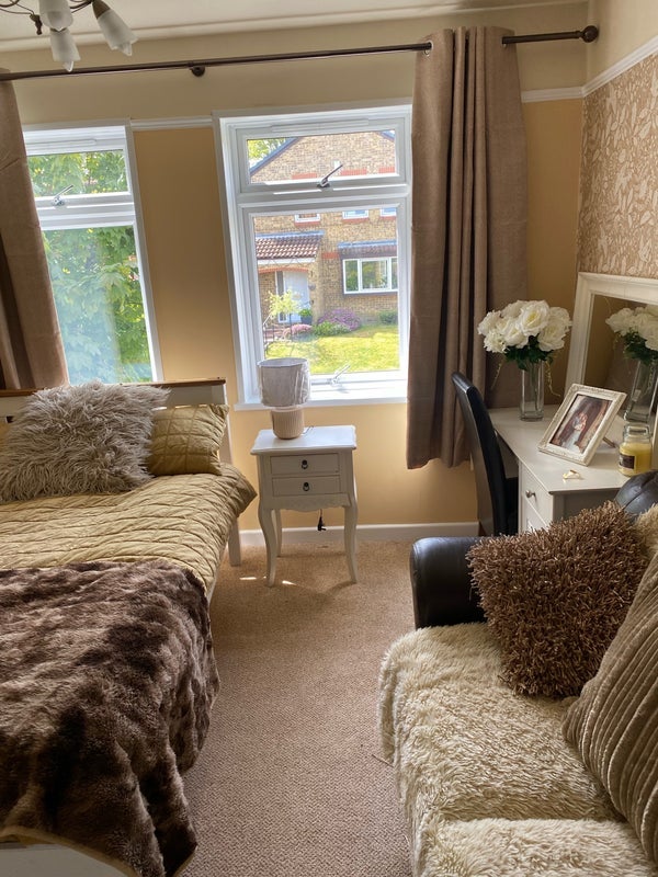Room Sissinghurst Close in Crawley