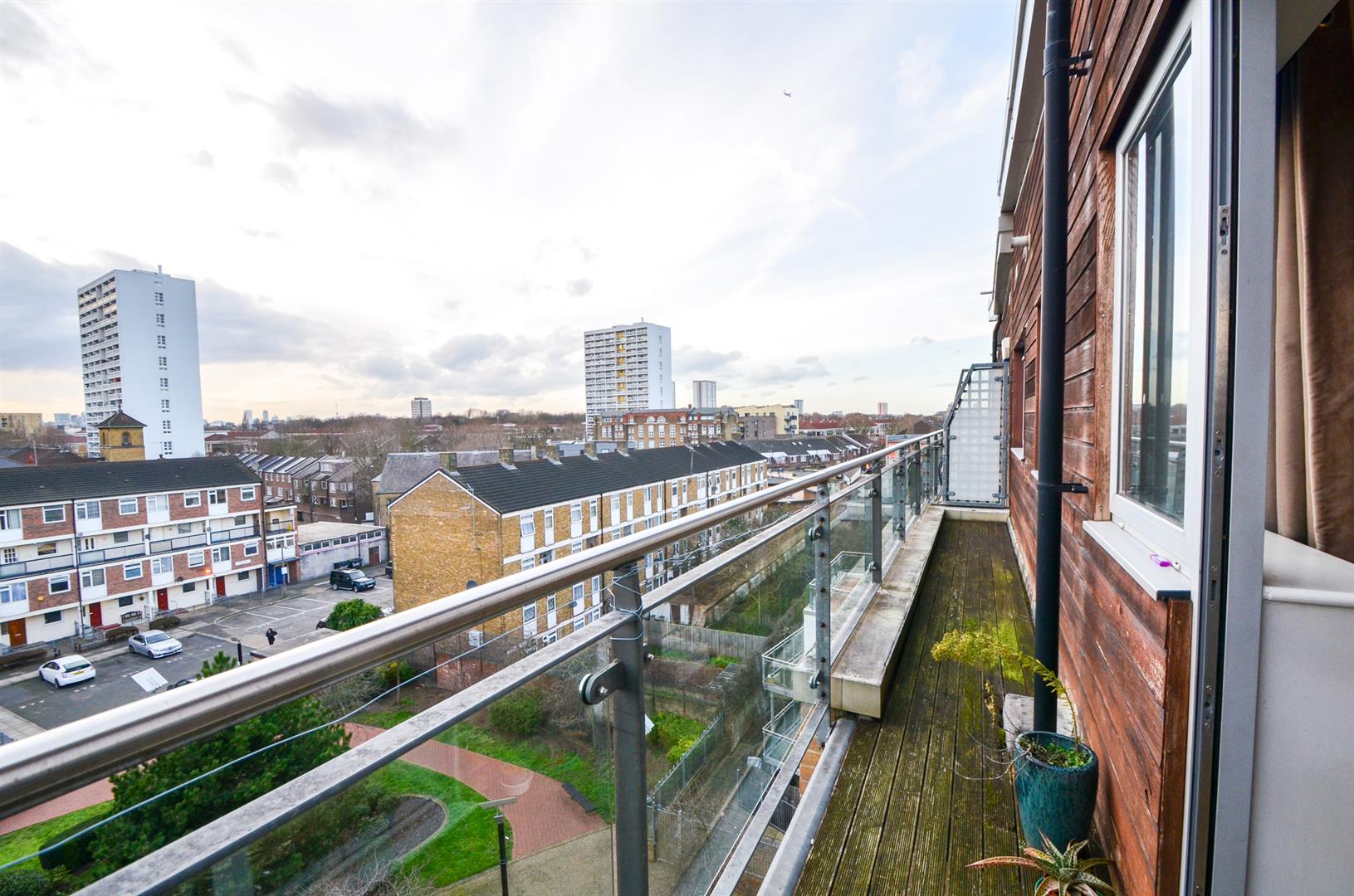 Flat Violet Road in Greater London