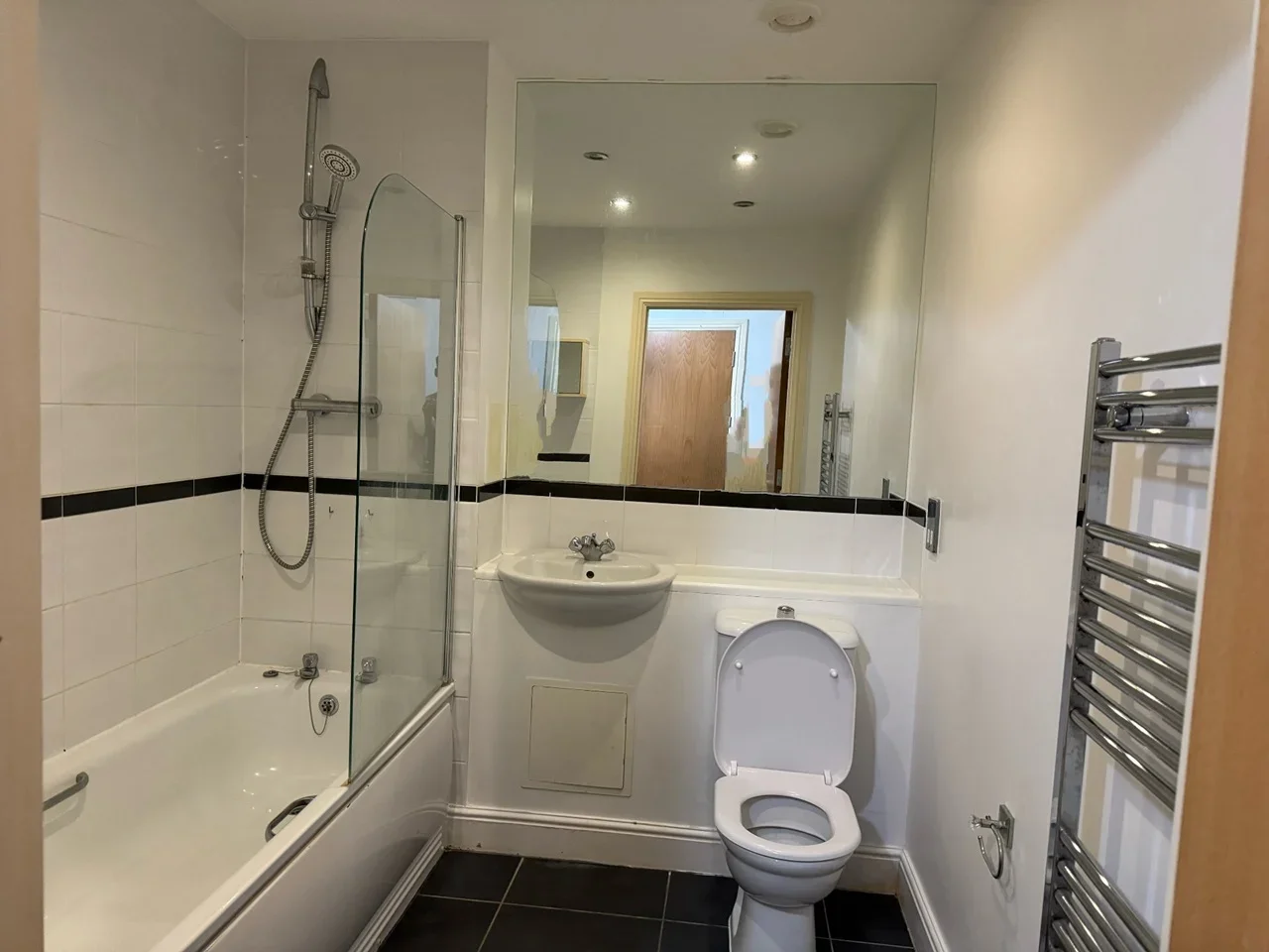 Flat Drinkwater Road in Greater London