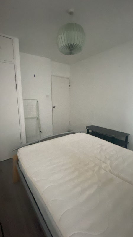 Room Grove Street in Greater London