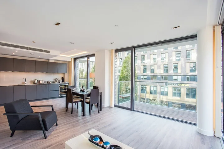 Flat Alie Street in Greater London