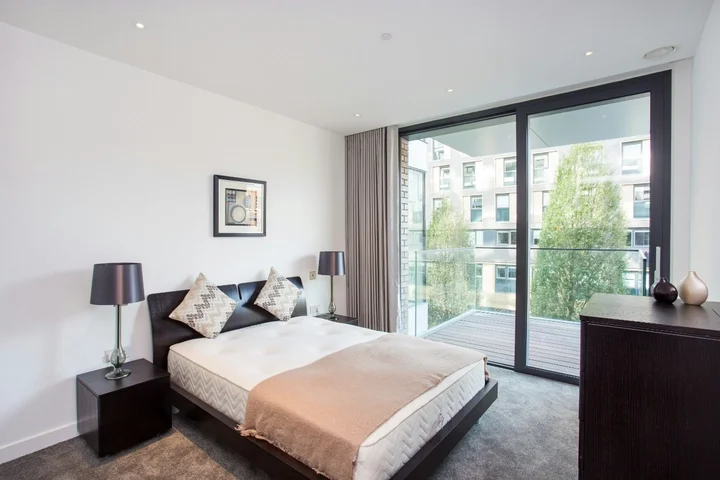Flat Alie Street in Greater London
