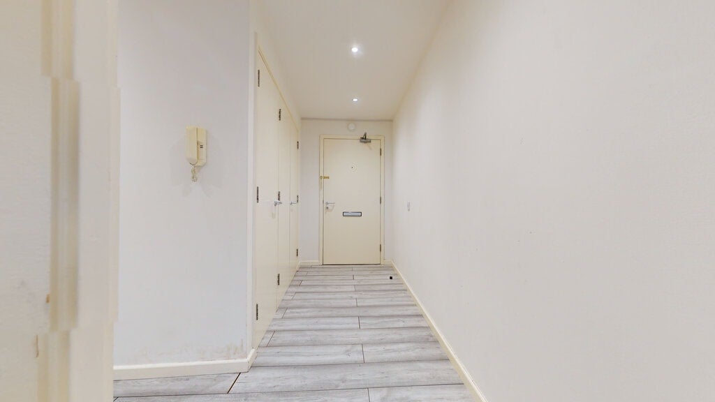 Flat Biscayne Avenue in Greater London