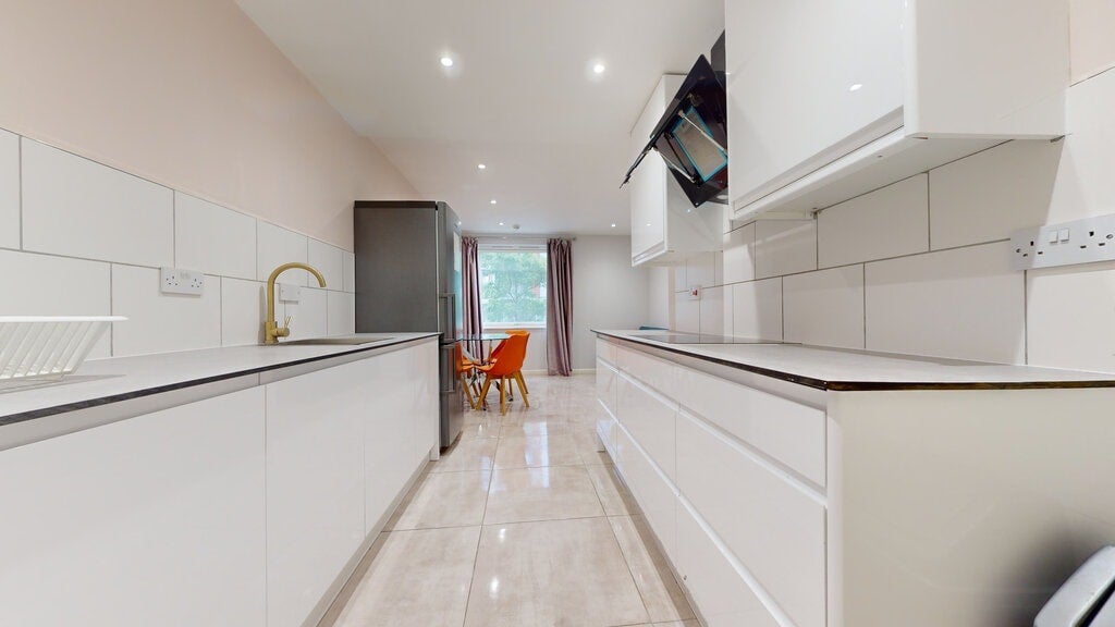 Flat Biscayne Avenue in Greater London