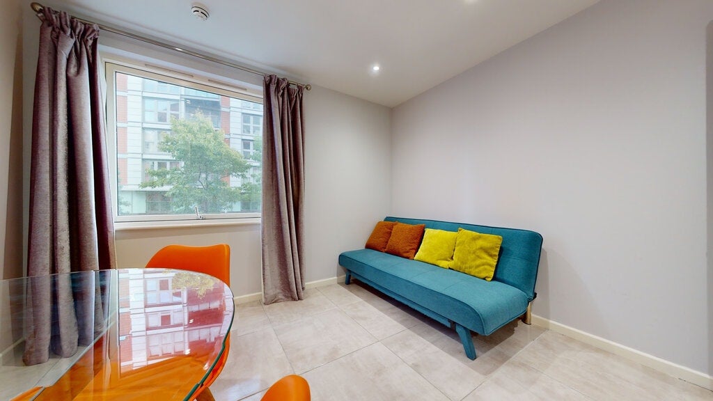 Flat Biscayne Avenue in Greater London