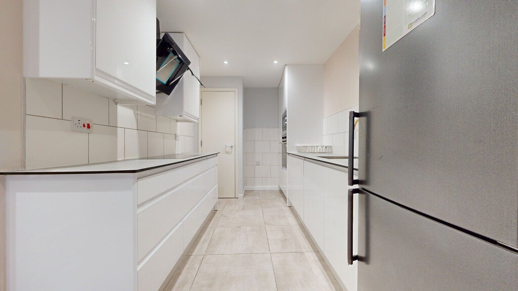 Flat Biscayne Avenue in Greater London