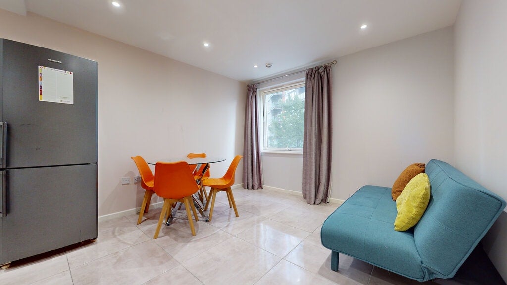 Flat Biscayne Avenue in Greater London