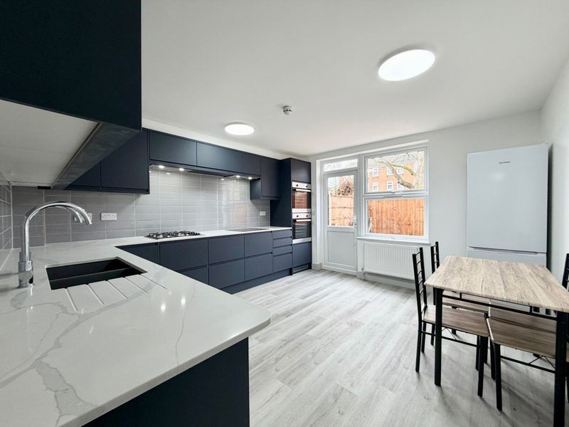 Room Amhurst Road in Greater London