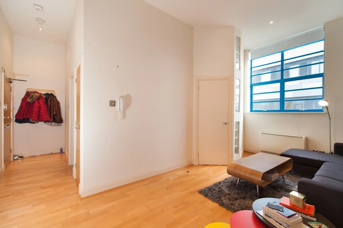 Flat Hawthorne Crescent in Greater London