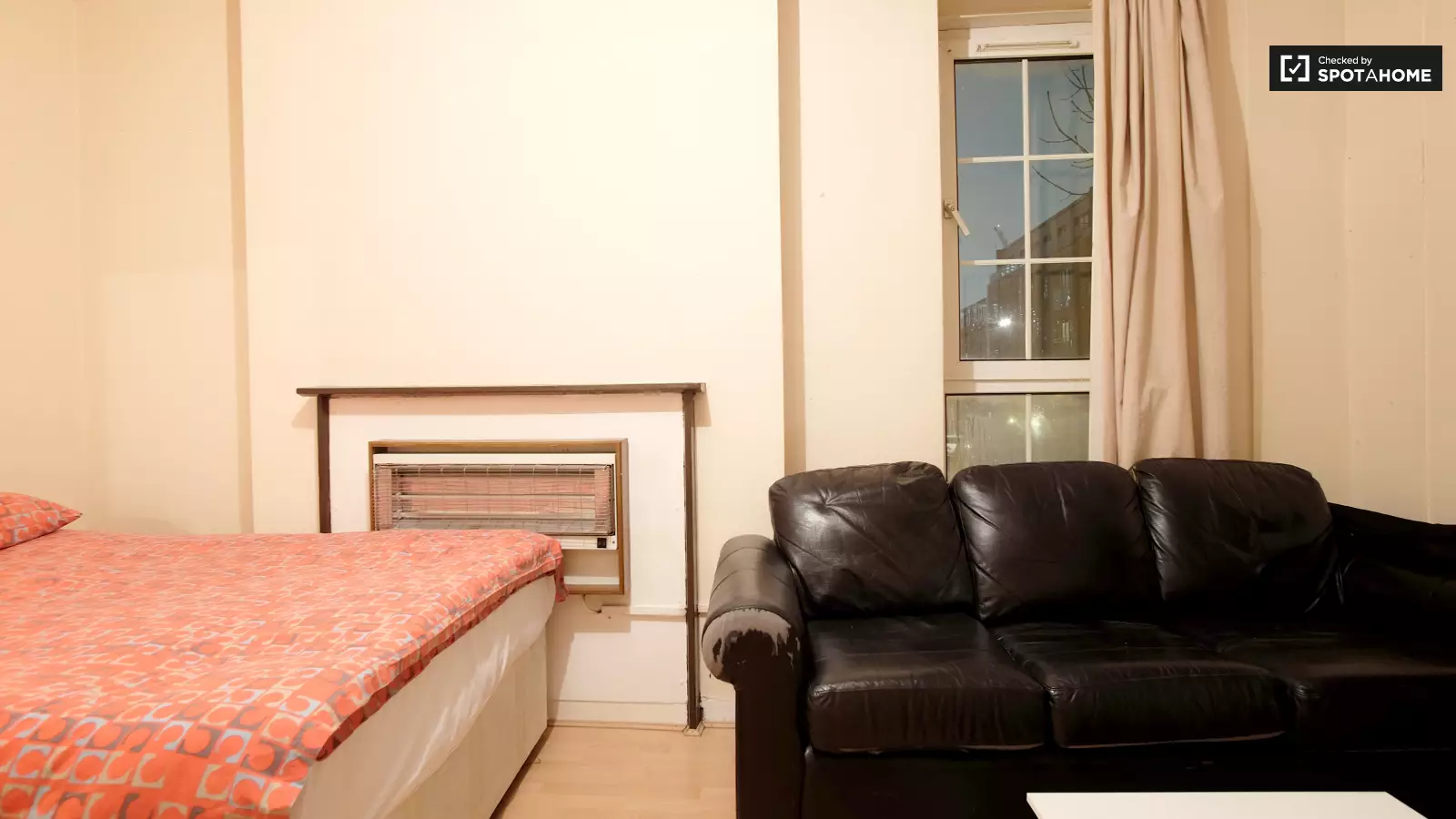 Flat Spelman Street in Greater London