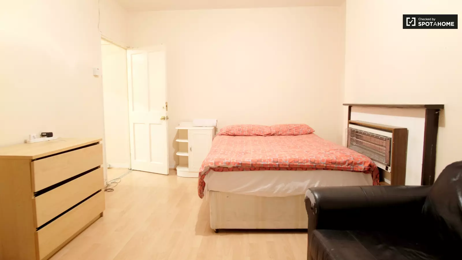 Flat Spelman Street in Greater London