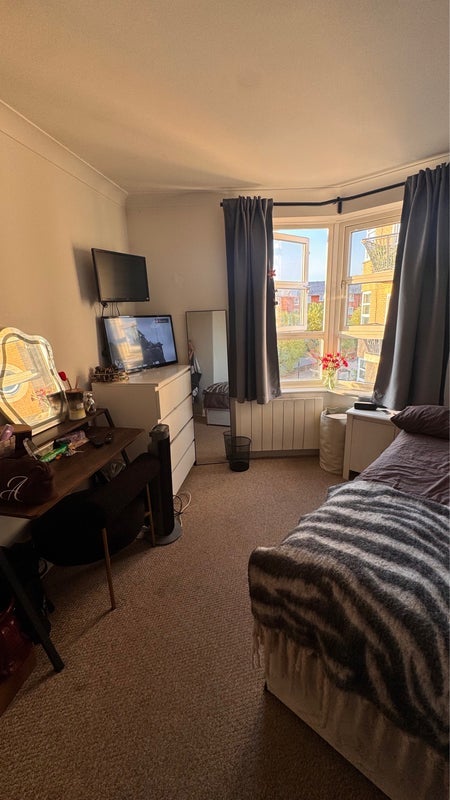 Room Wolfe Crescent in Greater London