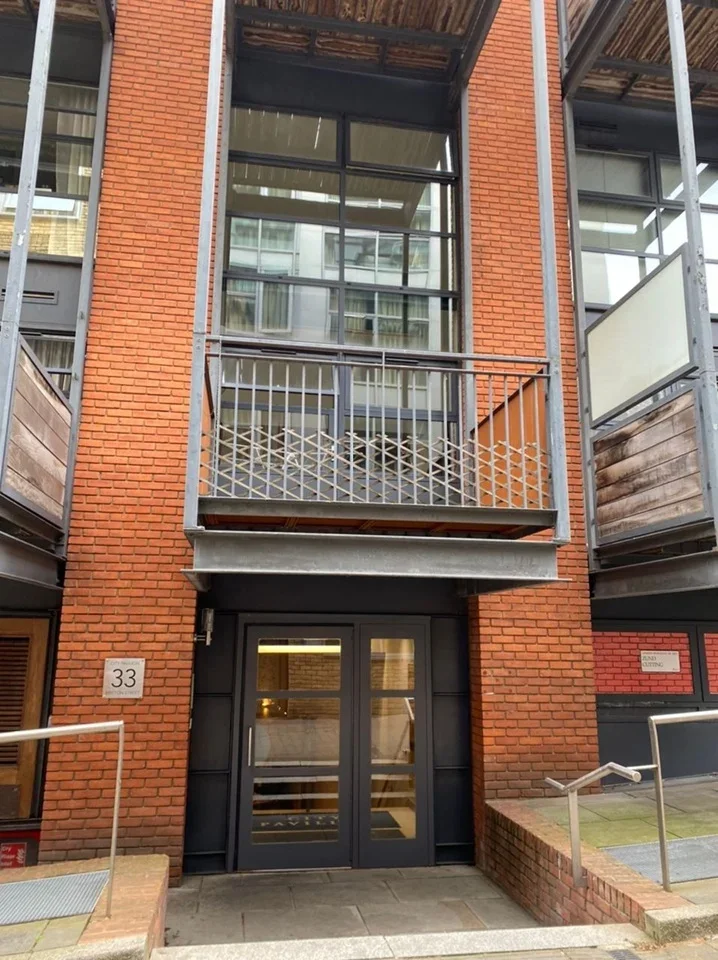 Flat Britton Street in Greater London