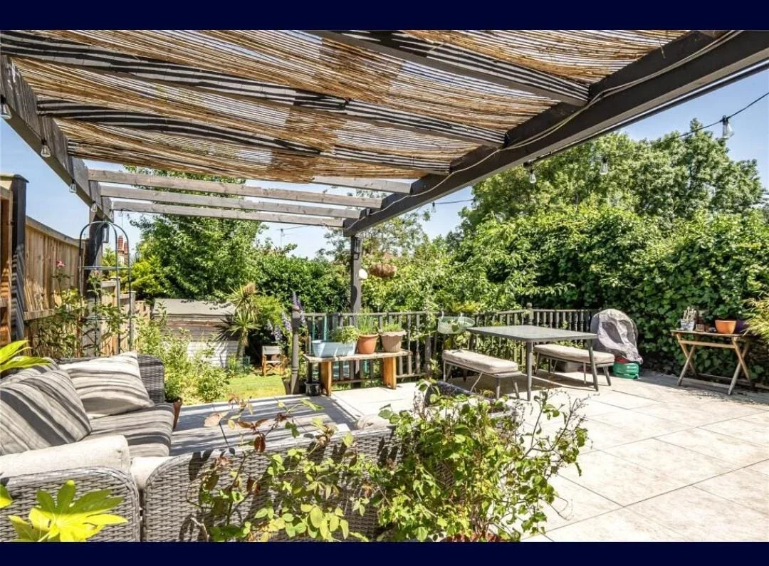 Flat Methuen Park in Greater London