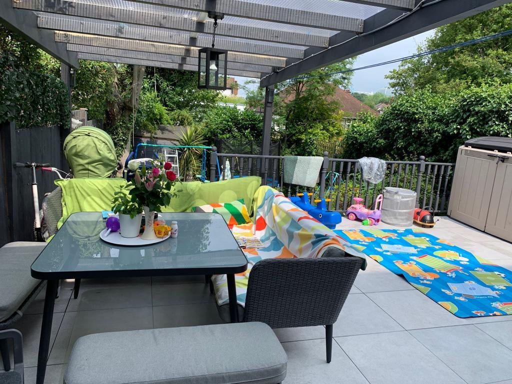 Flat Methuen Park in Greater London