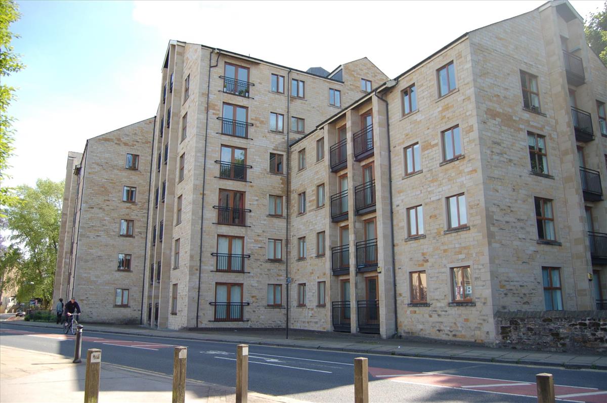 Flat Damside Street in Lancaster